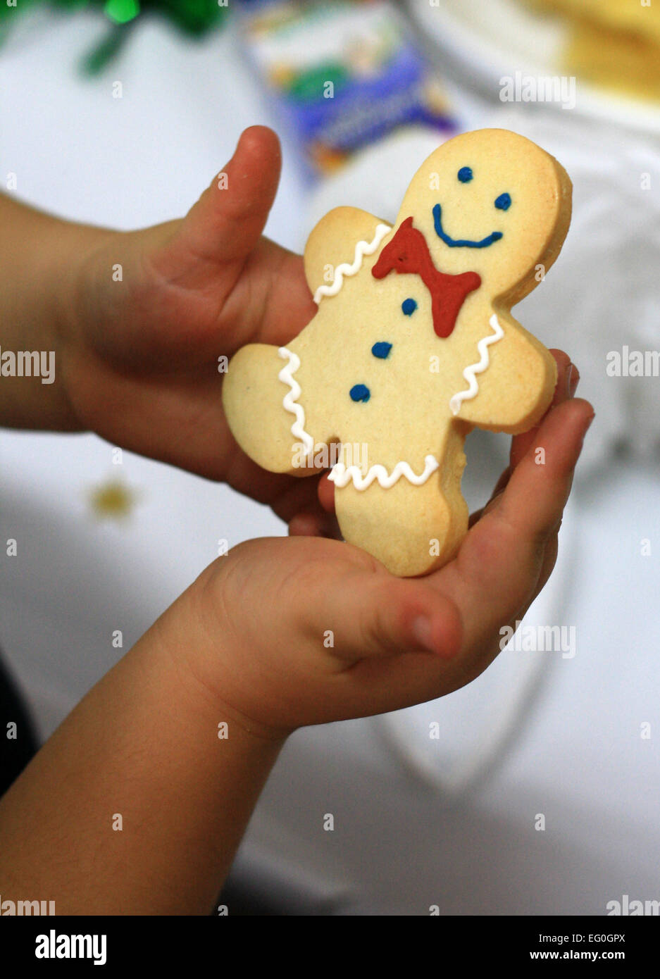 Bambino azienda gingerbread cookie, close-up Foto Stock
