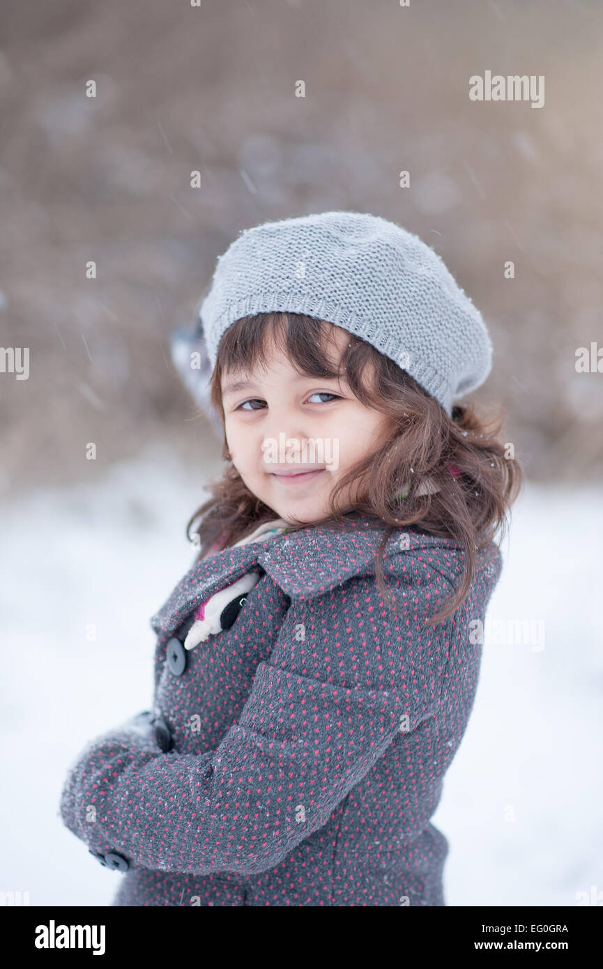 Ritratto di bambina (4-5) in inverno Foto Stock