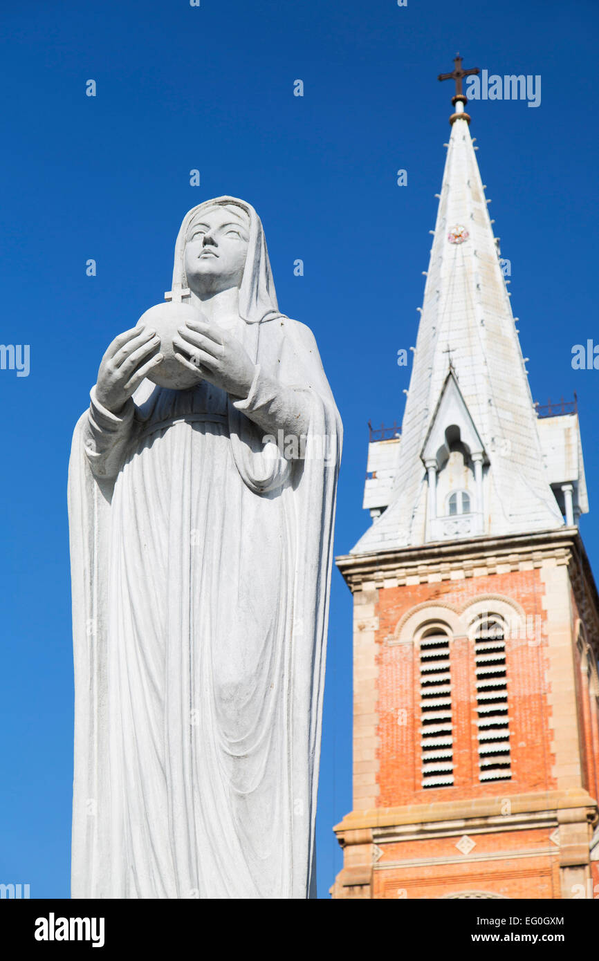 Statua della Vergine Maria al di fuori la cattedrale di Notre Dame, la città di Ho Chi Minh, Vietnam Foto Stock