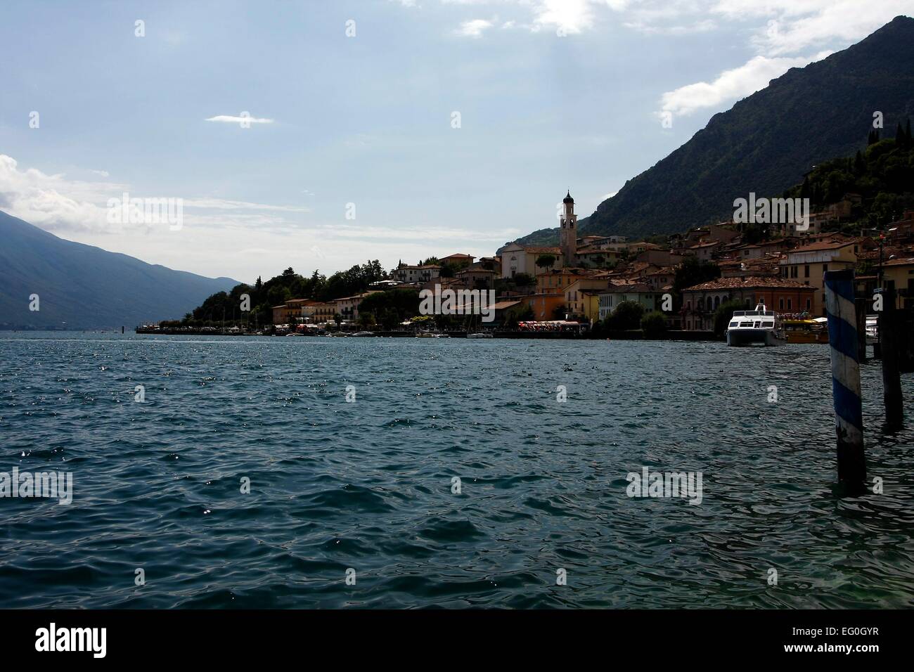 Vista delle parti di Limone sul Garda e la baia e il porto ed il lungomare. Limone sul Garda si trova sulla sponda occidentale del Lago di Garda in provincia di Brescia, in Lombardia, Italia. Foto: Klaus Nowottnick Data: Agosto 28, 2014 Foto Stock