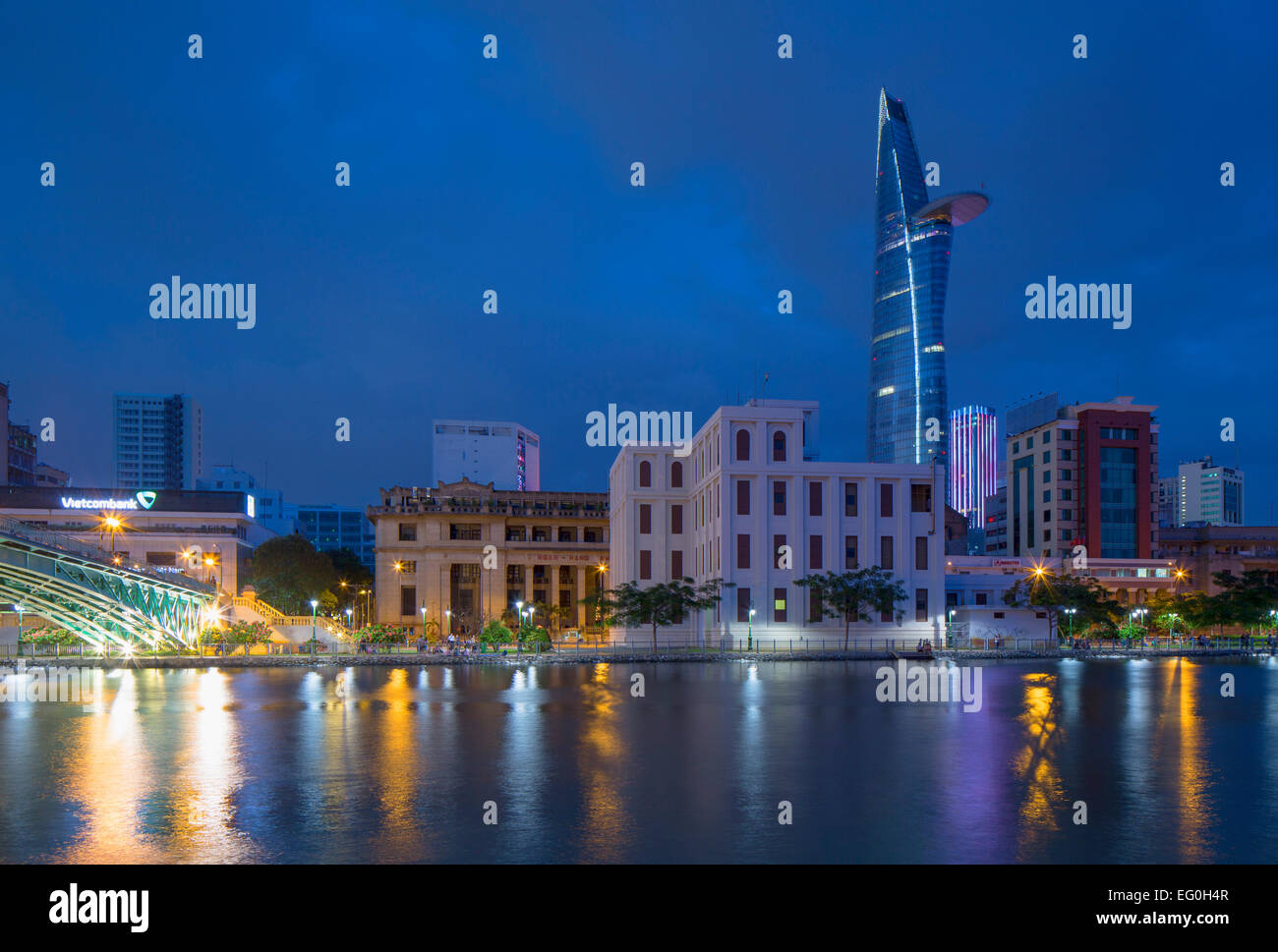 Bitexco Financial Tower e Ben Ngde fiume al tramonto, Ho Chi Minh City, Vietnam Foto Stock