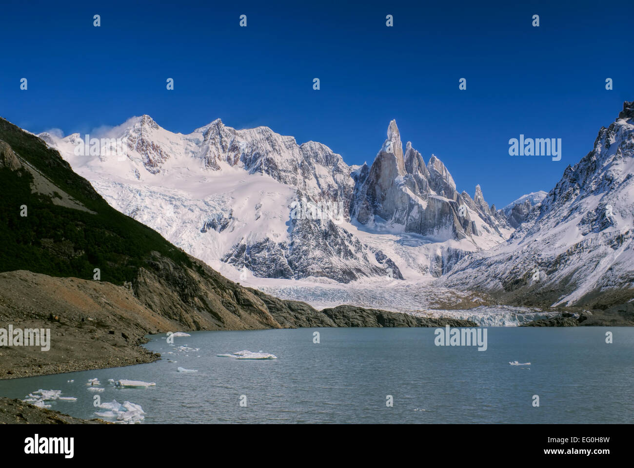 Vista panoramica delle montagne innevate che scivola giù in un lago Foto Stock