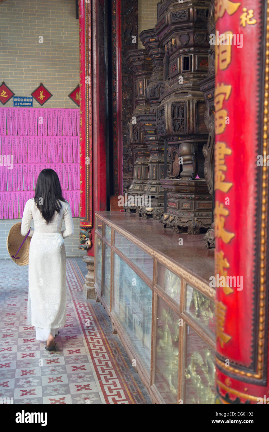 Donna che indossa ao dai abito a Thien Hau Pagoda, Cholon, Ho Chi Minh City, Vietnam Foto Stock