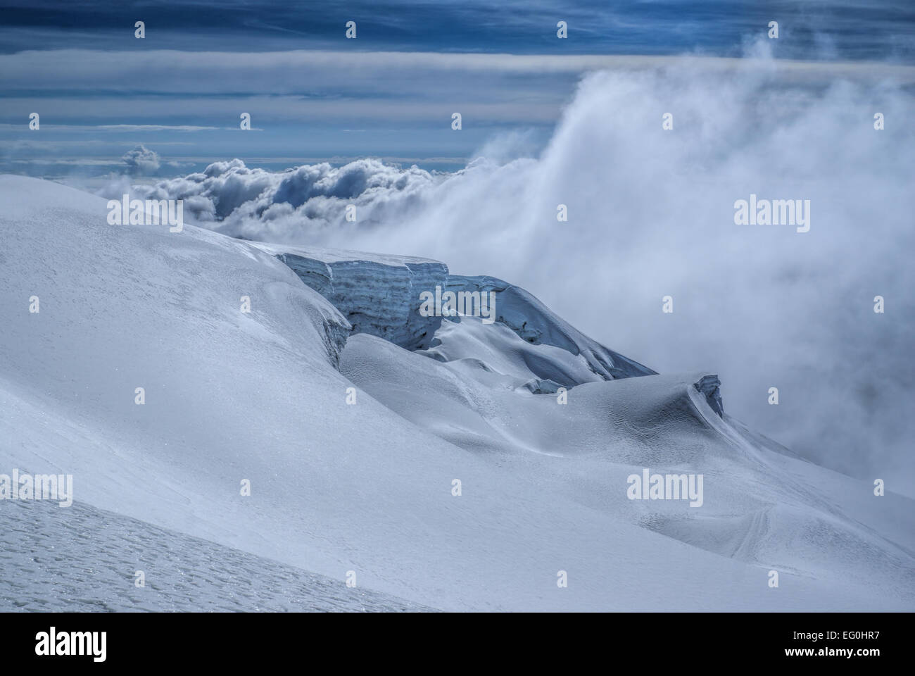 Nuvole drammatico incontro in alta quota vicino alla parte superiore di Huayna Potosi montagna in Bolivia Foto Stock