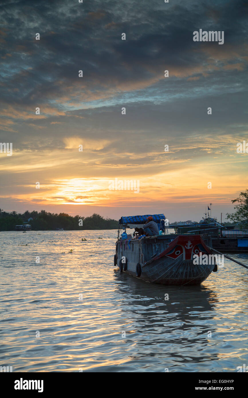 Barche su ben tre fiume al tramonto, Ben tre, Delta del Mekong, Vietnam Foto Stock