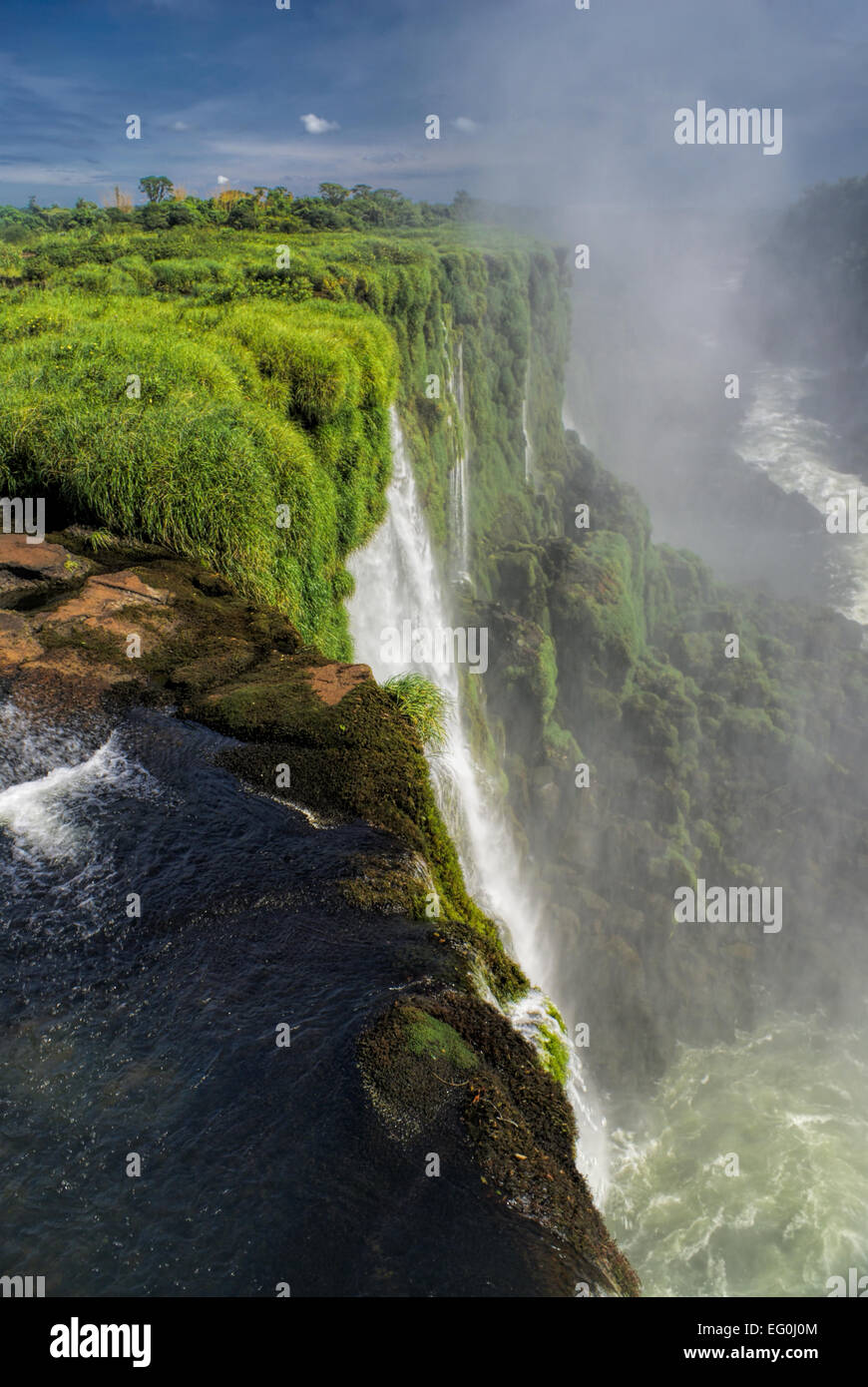 Drammatica vista delle cascate di Iguazu in Argentina Foto Stock