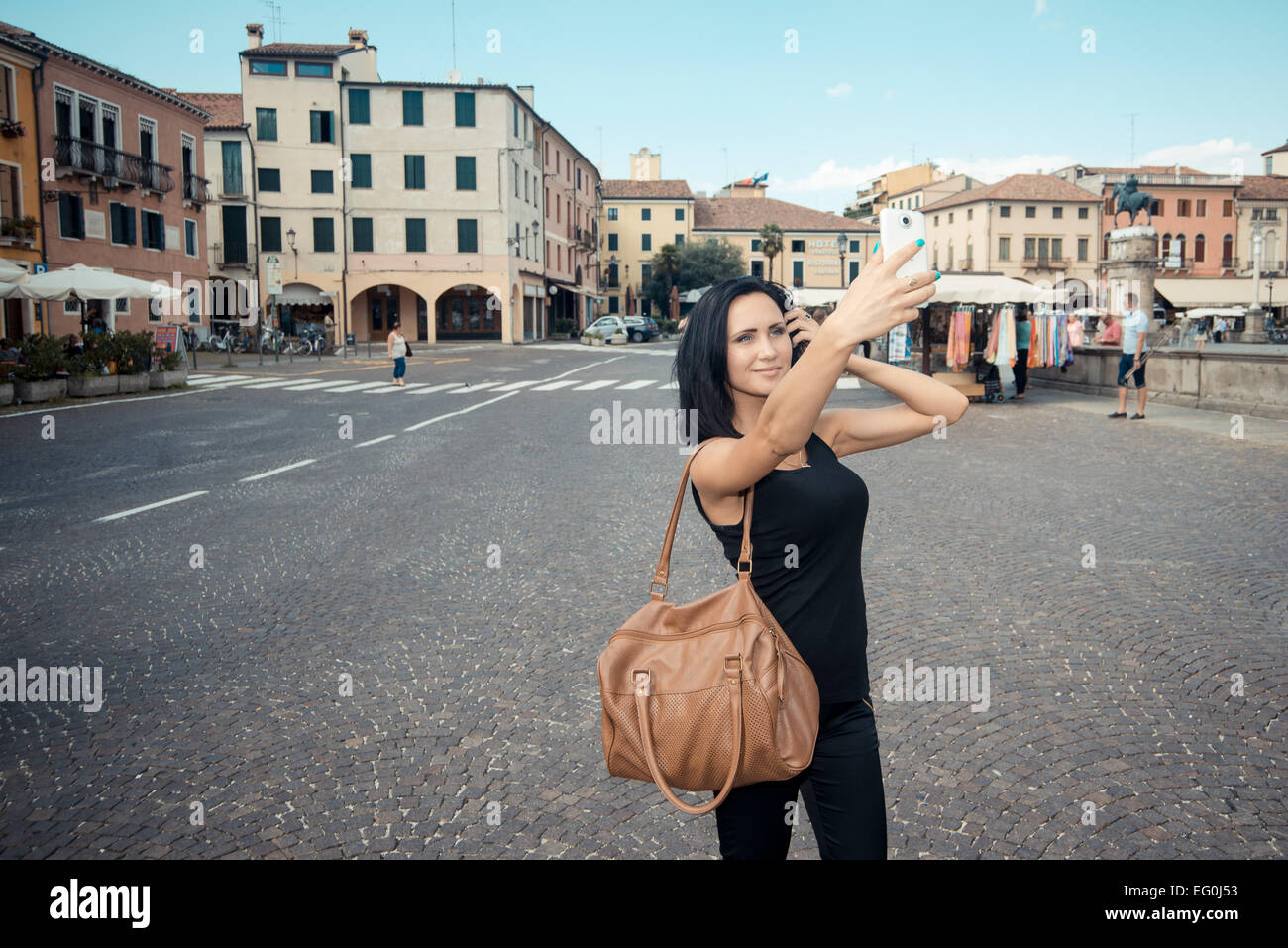 L'Italia, Padova, giovane donna prendendo selfie Foto Stock