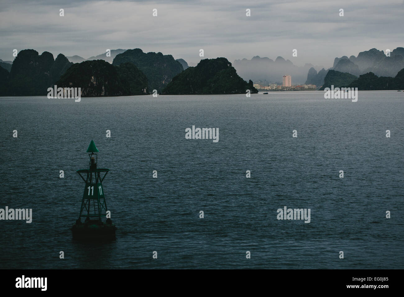 Il Vietnam, Halong Bay nella nebbia di mattina Foto Stock