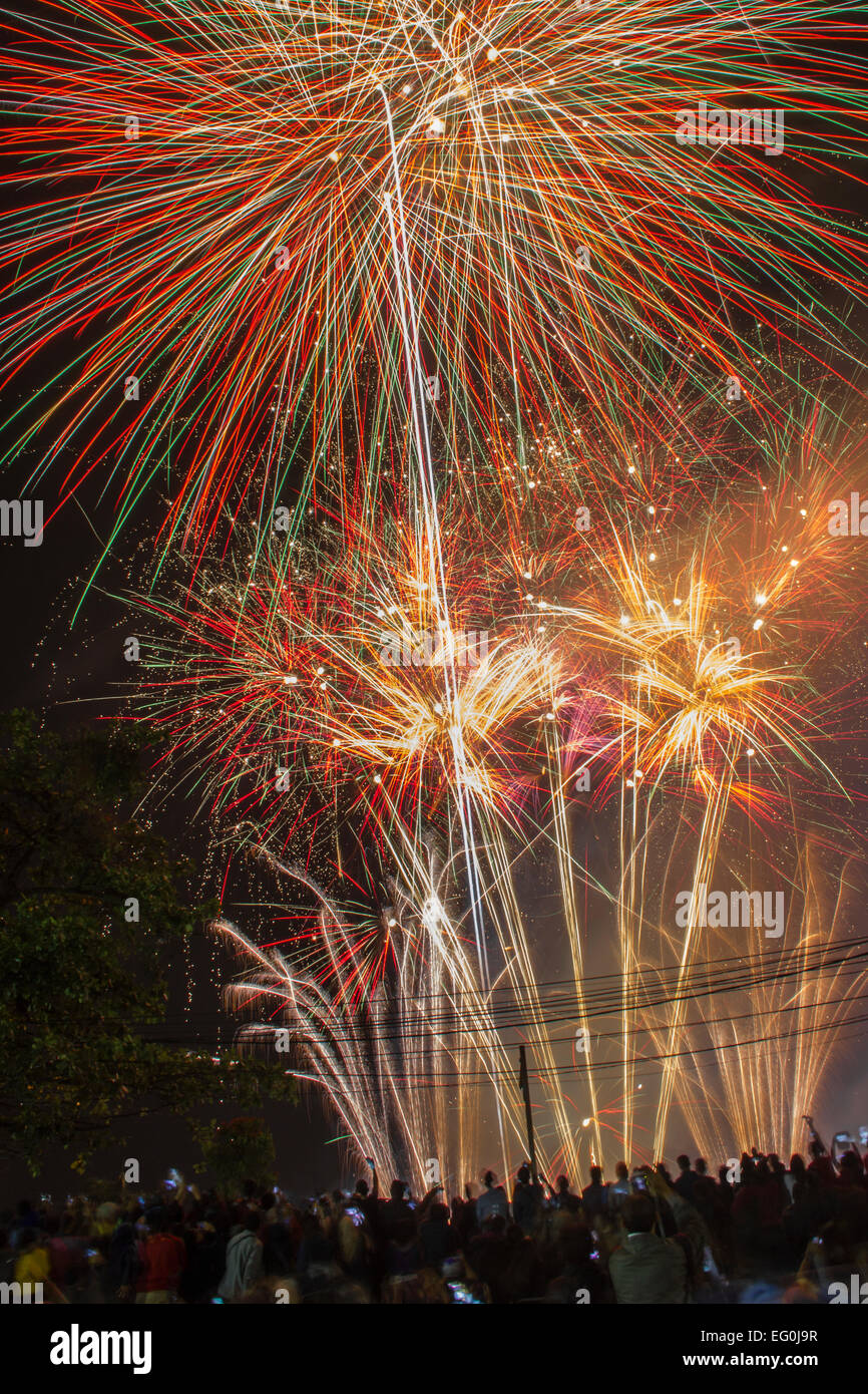 Indonesia, West Java, Bandung, cielo pieno di fuochi d'artificio Foto Stock