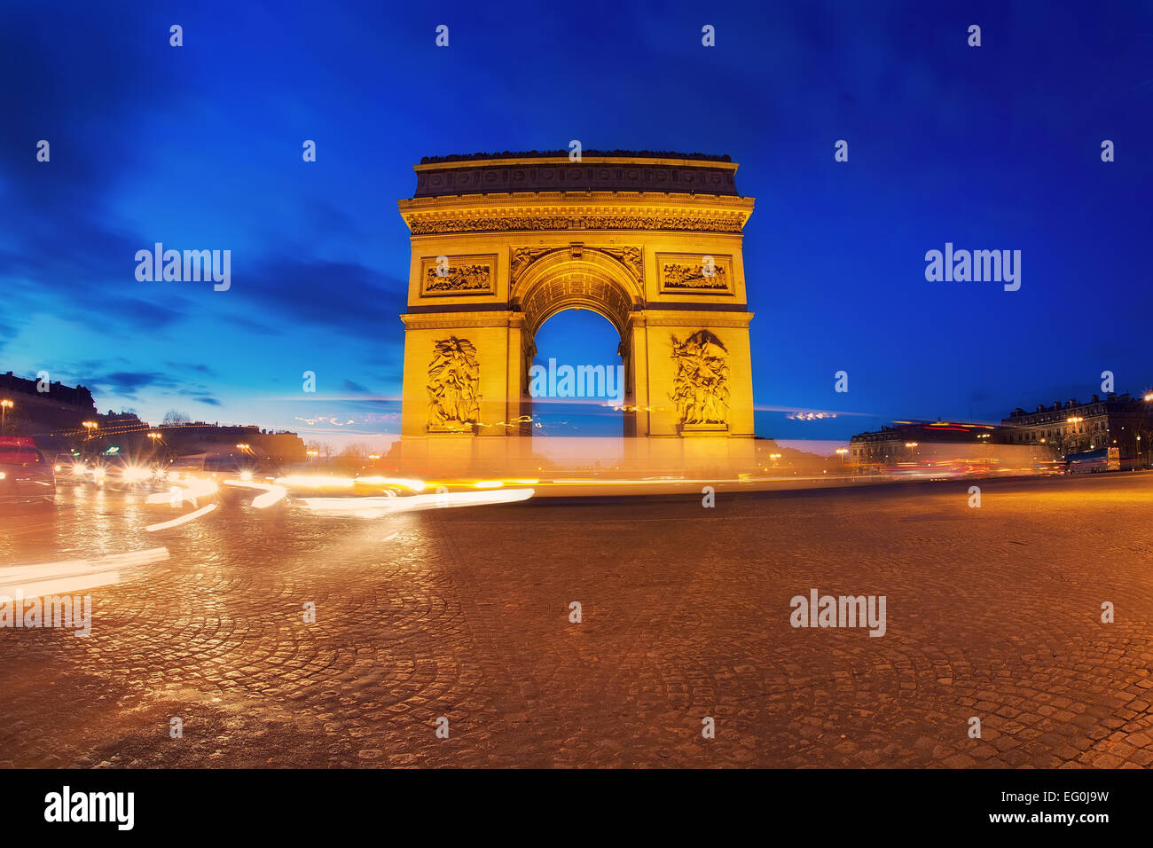 Francia, Parigi illuminata di Arc de Triomphe al crepuscolo Foto Stock