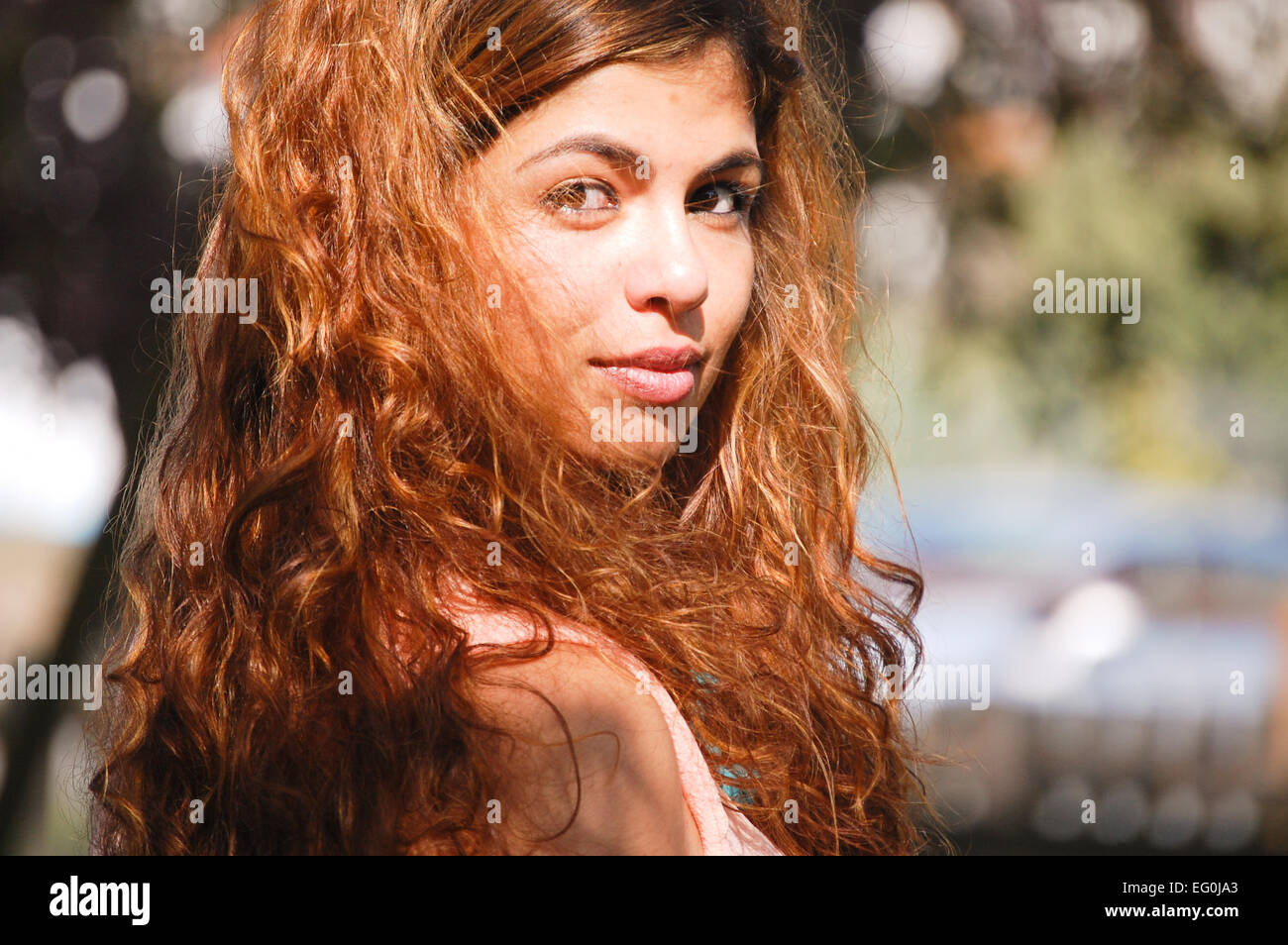 Ritratto di capelli lunghi donna in presenza di luce solare Foto Stock