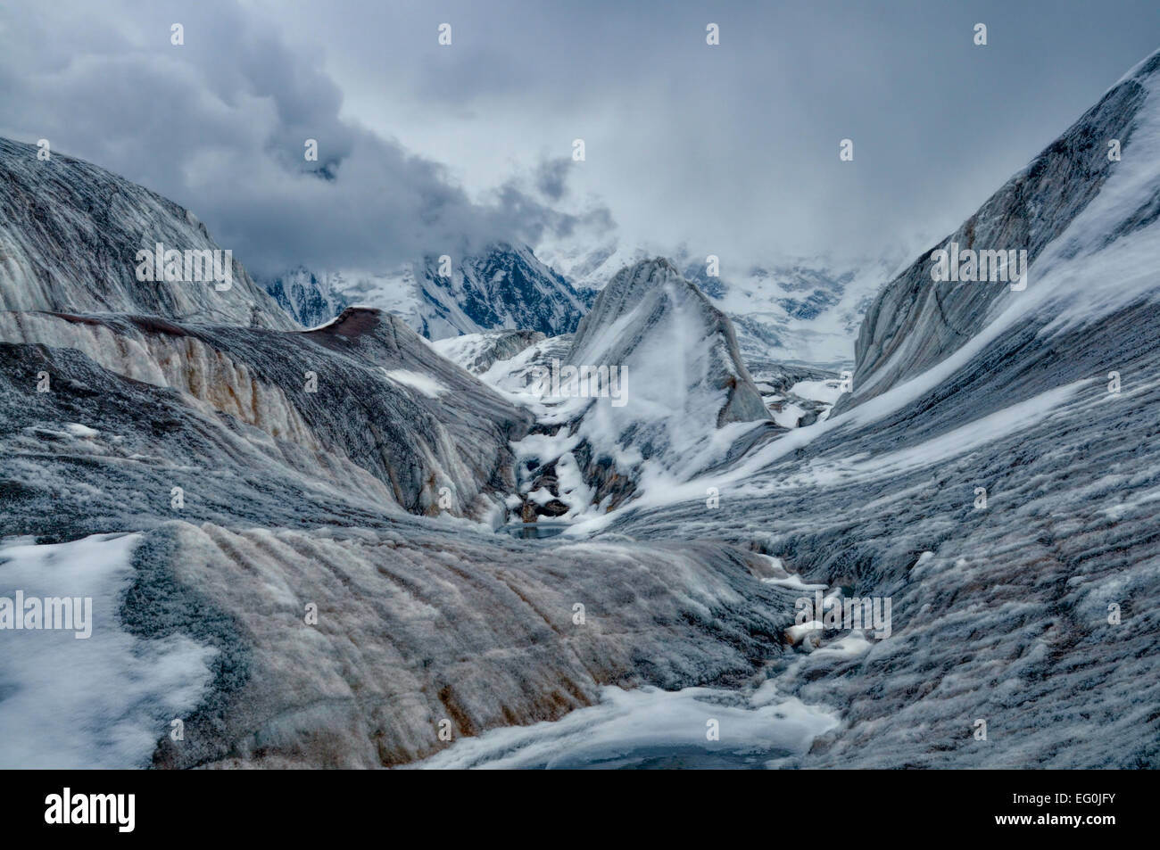 Vista panoramica del ghiacciaio Engilchek in Tian Shan mountain range in Kirghizistan Foto Stock