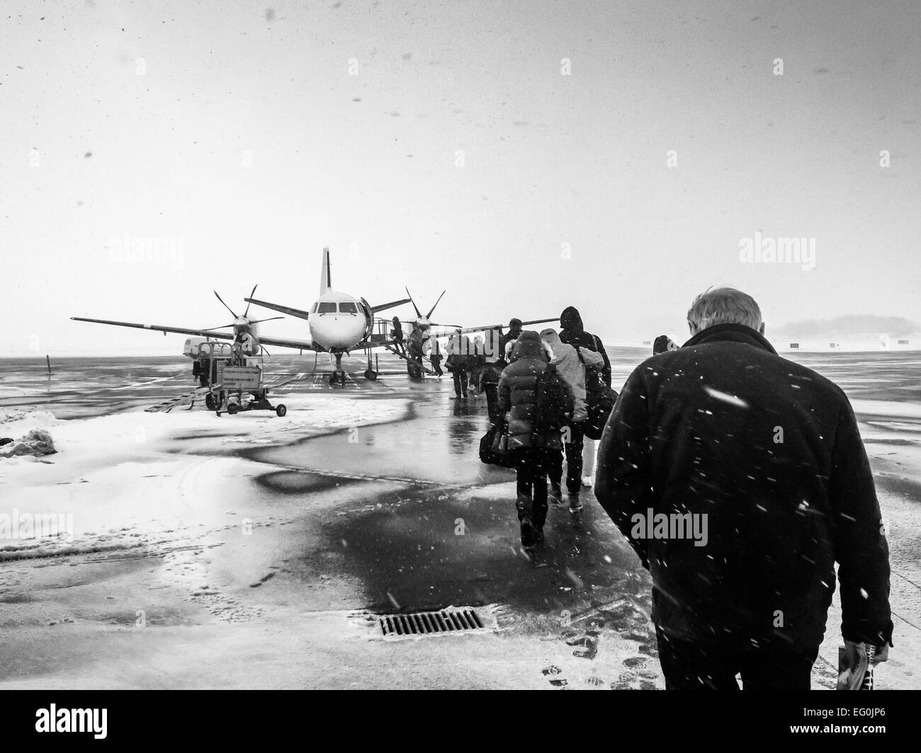 La Svezia, Kalmar, Aeroporto di Kalmar, ai passeggeri di salire a bordo piccolo aeroplano in inverno Foto Stock