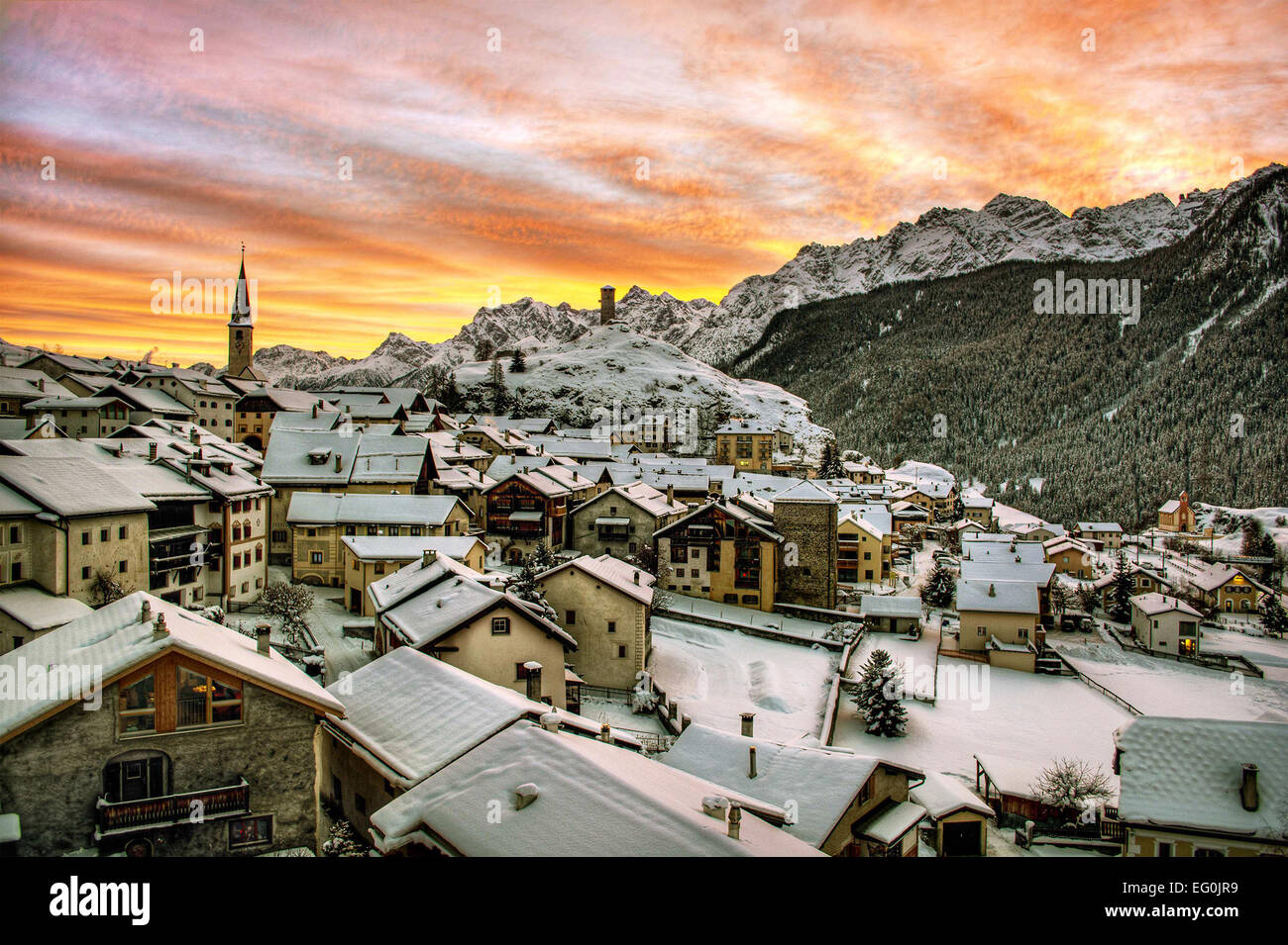 La Svizzera, Ardez, Vista della città nel piede della montagna in inverno Foto Stock