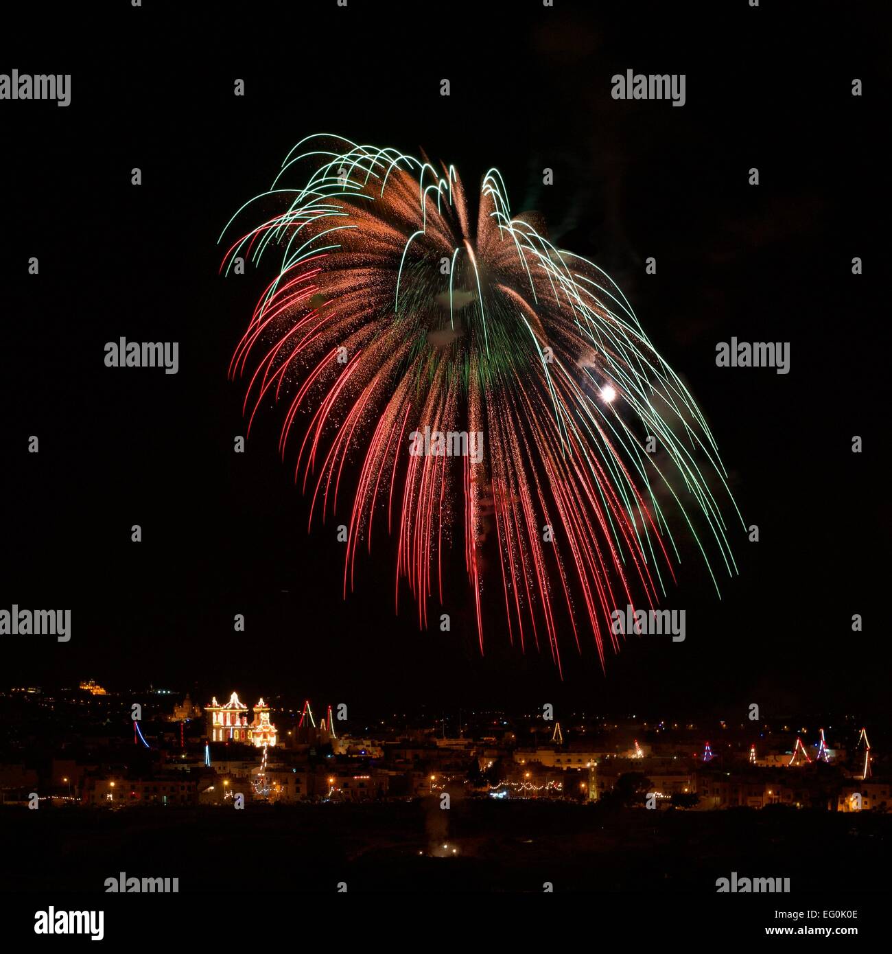 Malta, fuochi d'artificio che esplodono su skyline illuminato Foto Stock