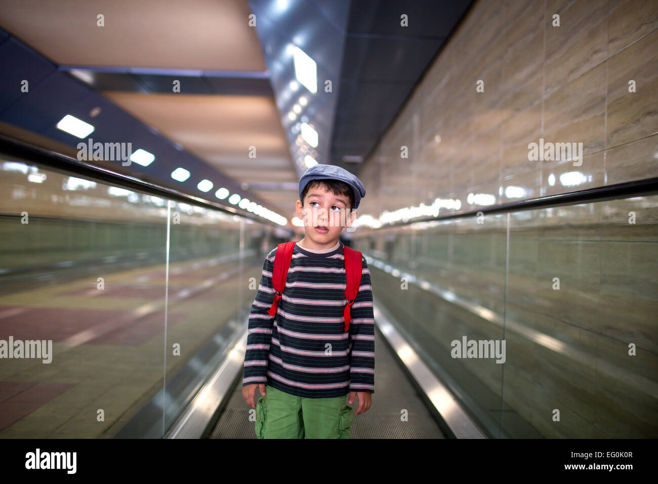 La Bulgaria, Sofia, ragazzo (4-5) stando in piedi sulla scala mobile Foto Stock