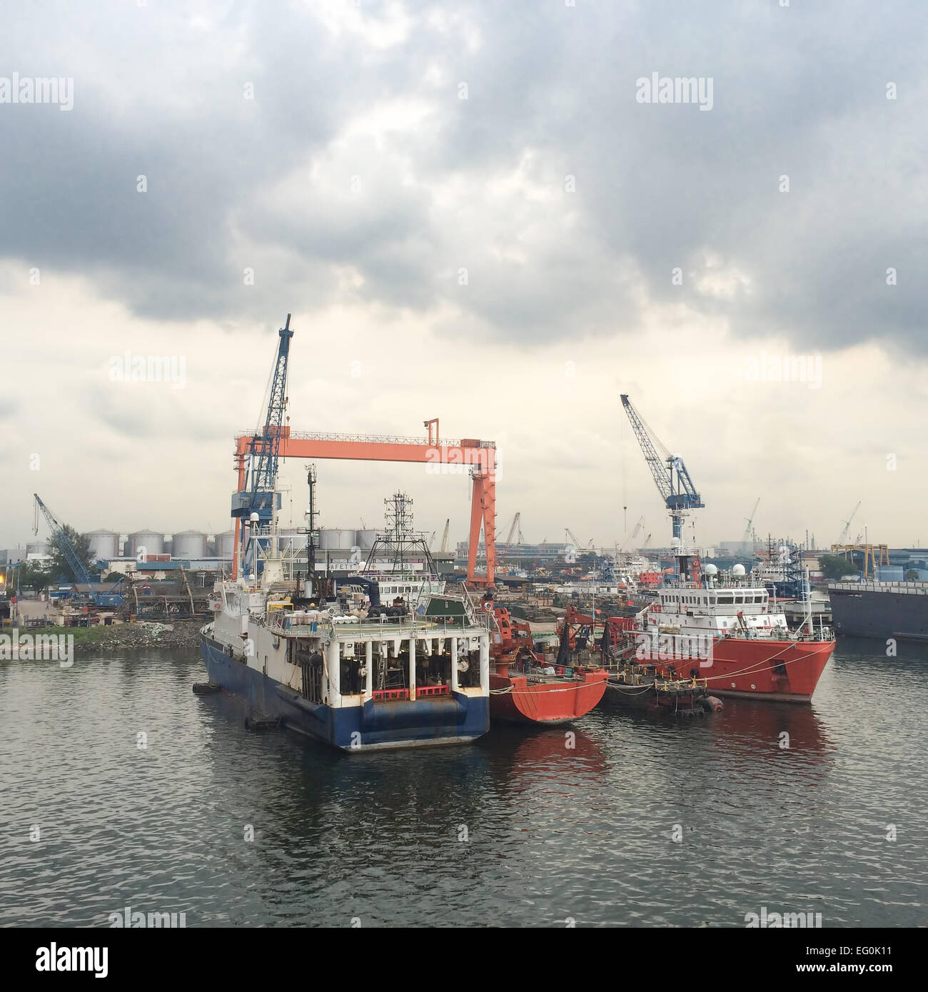 Industrial le navi ormeggiate al molo di dock commerciale Foto Stock