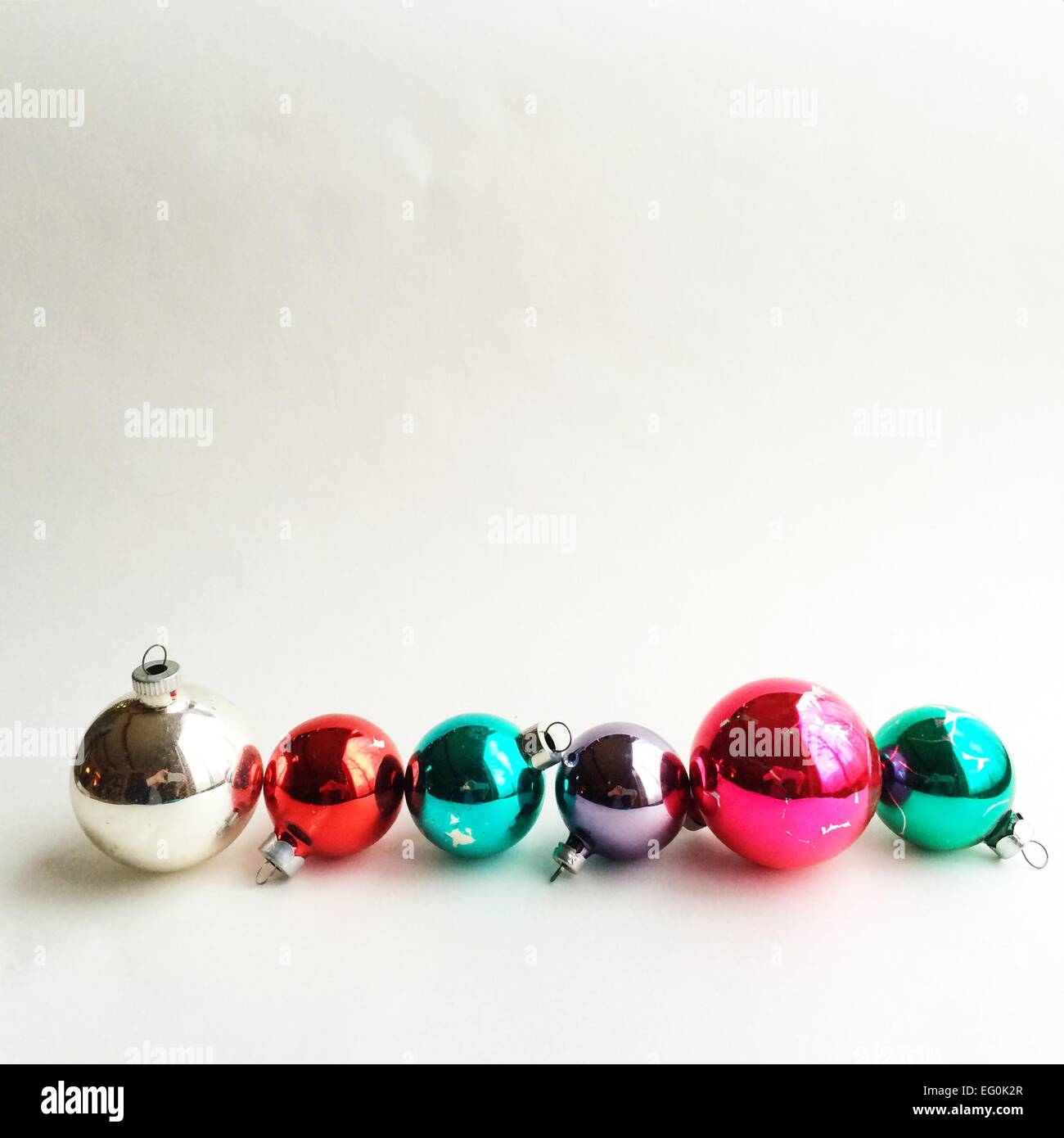 Multi-colore baubles di natale in fila Foto Stock