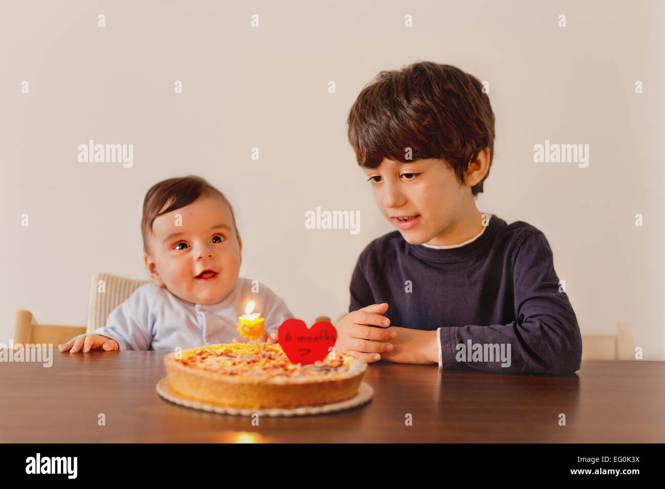 I fratelli (6-12 mesi, 4-5) festeggia il compleanno Foto Stock