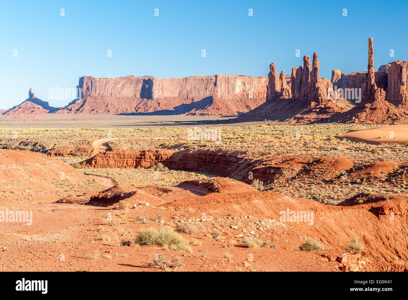 Le formazioni rocciose della sorgente di sabbia e del Totem Pole, la Monument Valley, il confine con l'Arizona Utah, Stati Uniti Foto Stock