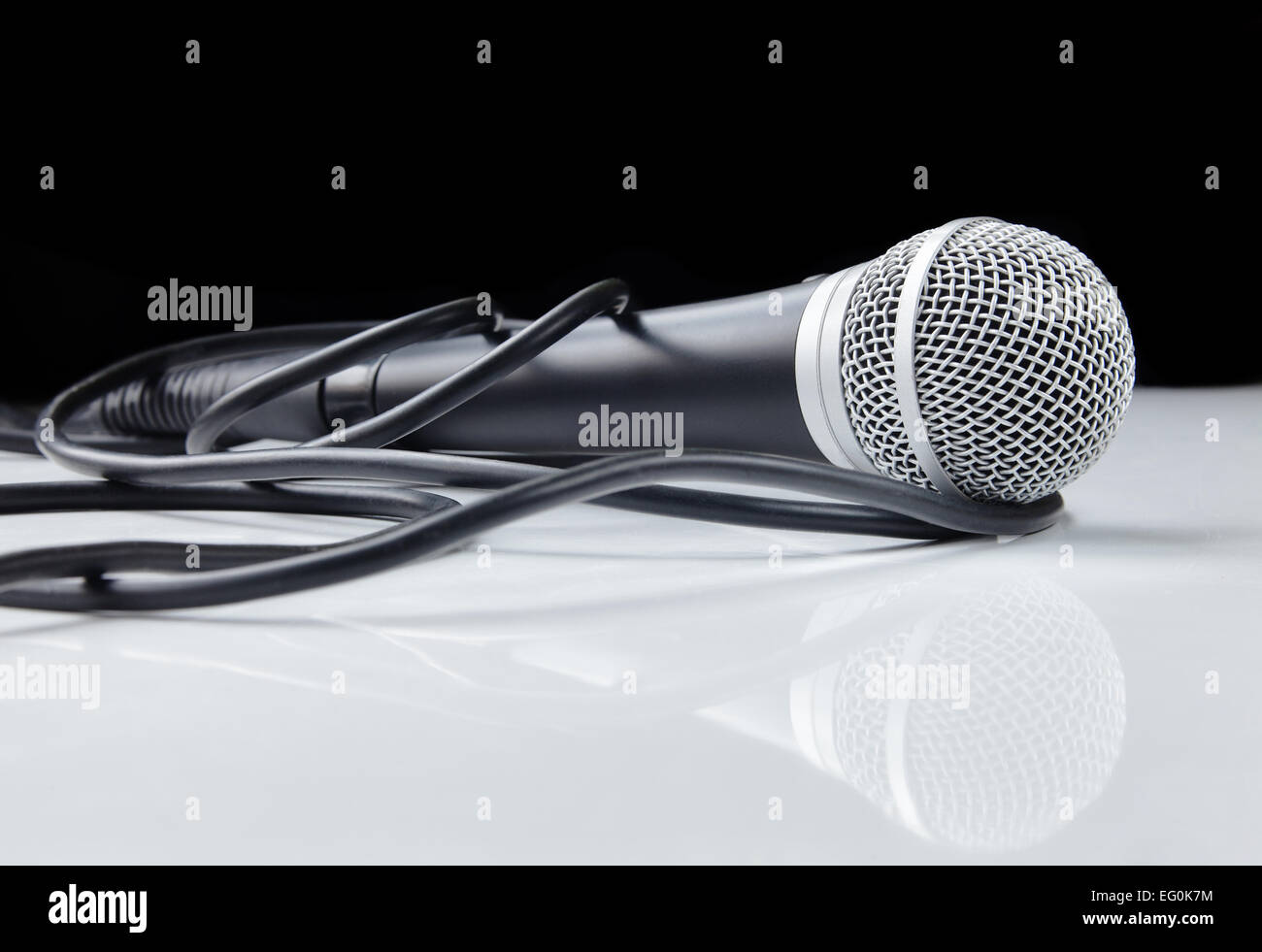 La voce Microfono con cavo in plastica bianca con la riflessione Foto stock  - Alamy