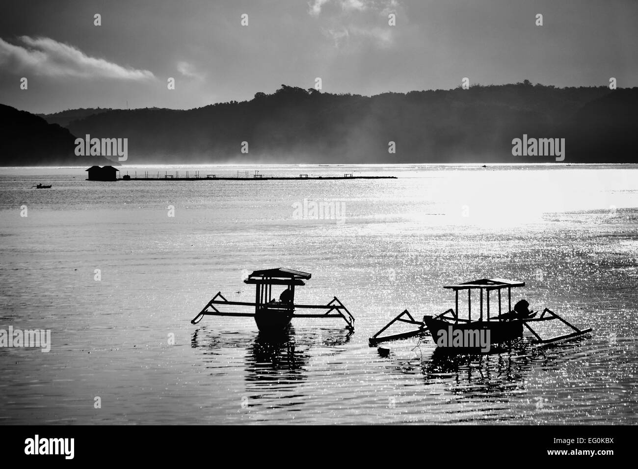 Indonesia, Isola di Lombok, Outriogger sul lago Foto Stock