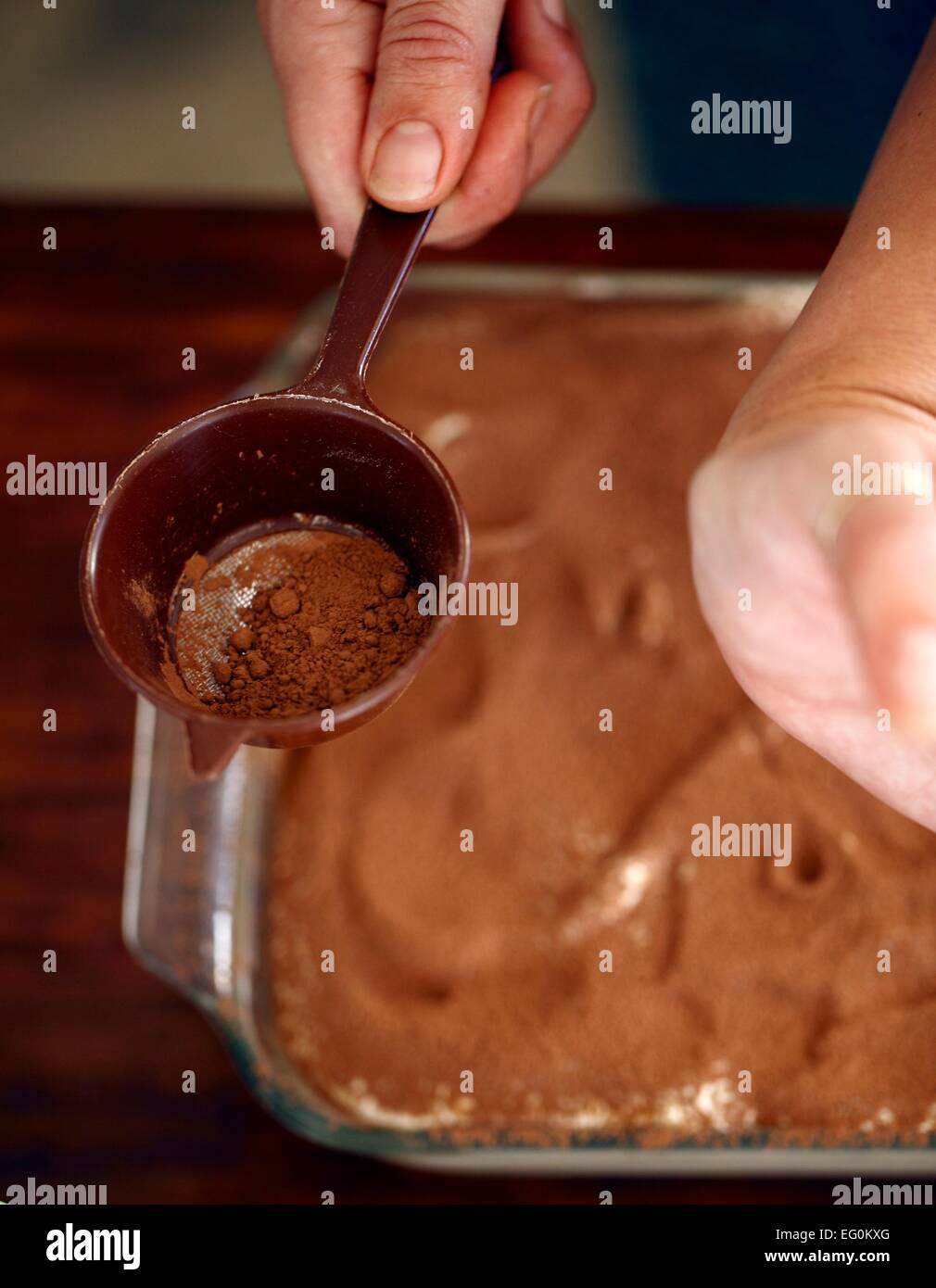 La preparazione di dessert italiano tiramisù Foto Stock