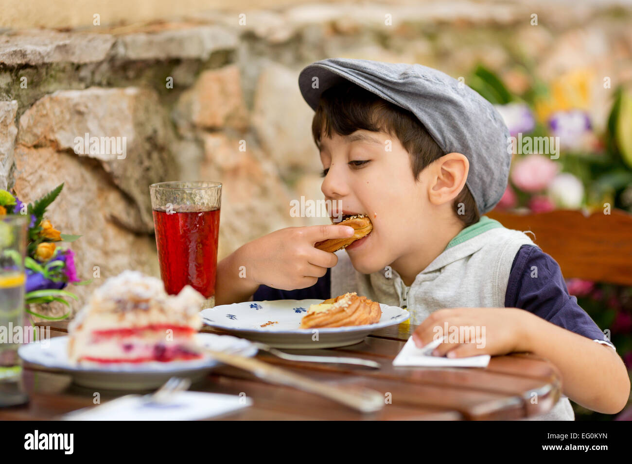 La Bulgaria, Sofia, ragazzo (4-5) mangiare croissant Foto Stock
