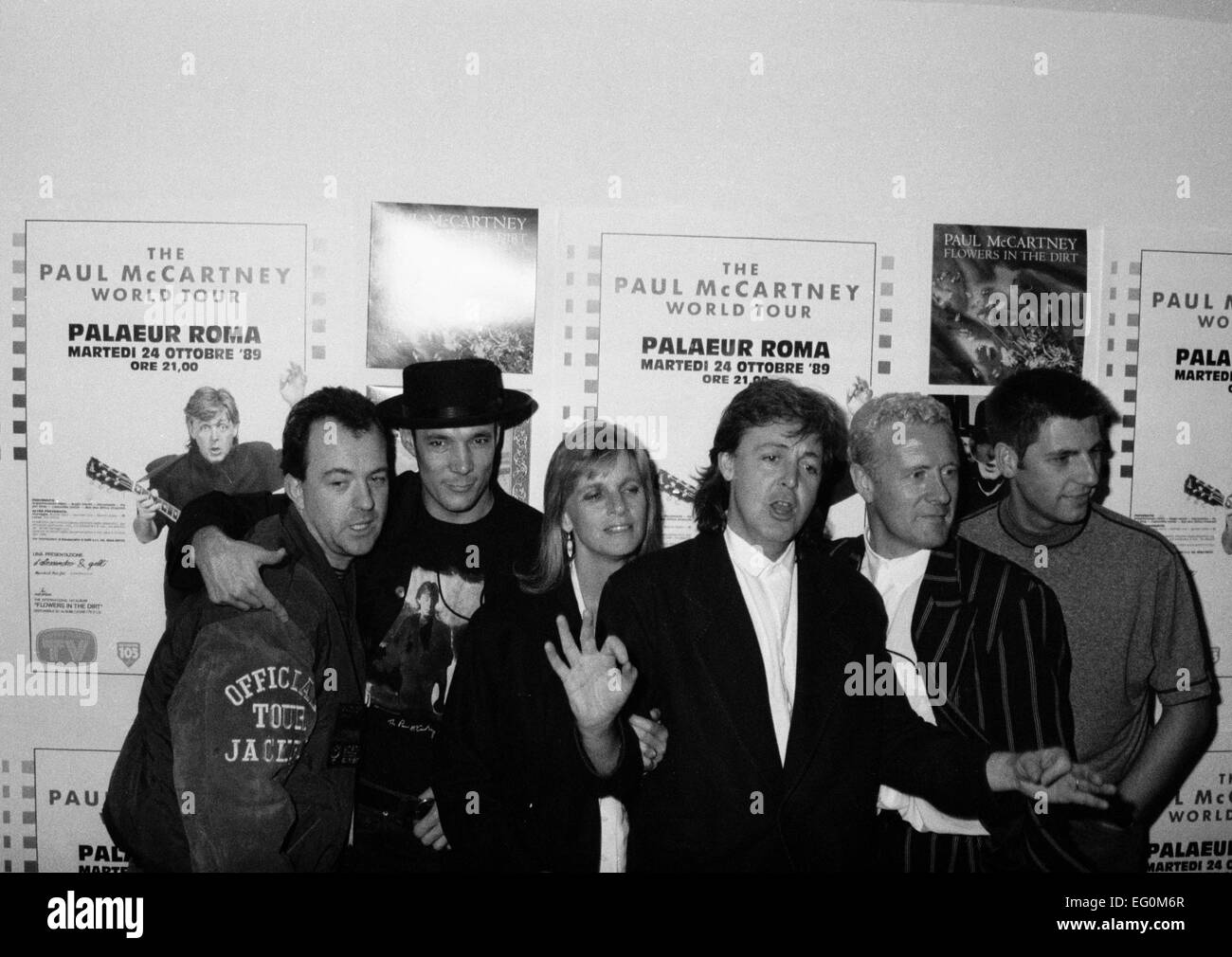 Paul McCartney con poi moglie Linda e la band durante il suo tour mondiale in Italia 1989 Foto Stock