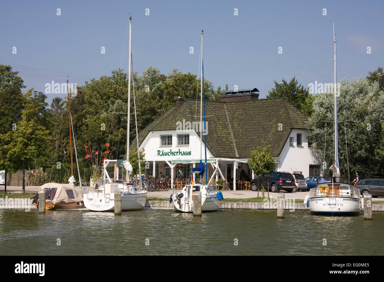 Yacht a vela sul Darß in marina di Ahrenshoop Althagen contro boathouses tipica Foto Stock