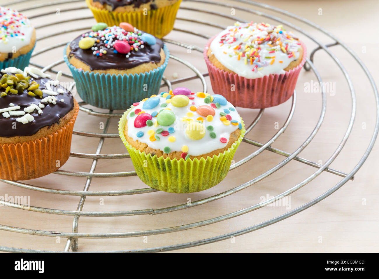 Muffin su legno e griglia di raffreddamento Foto Stock