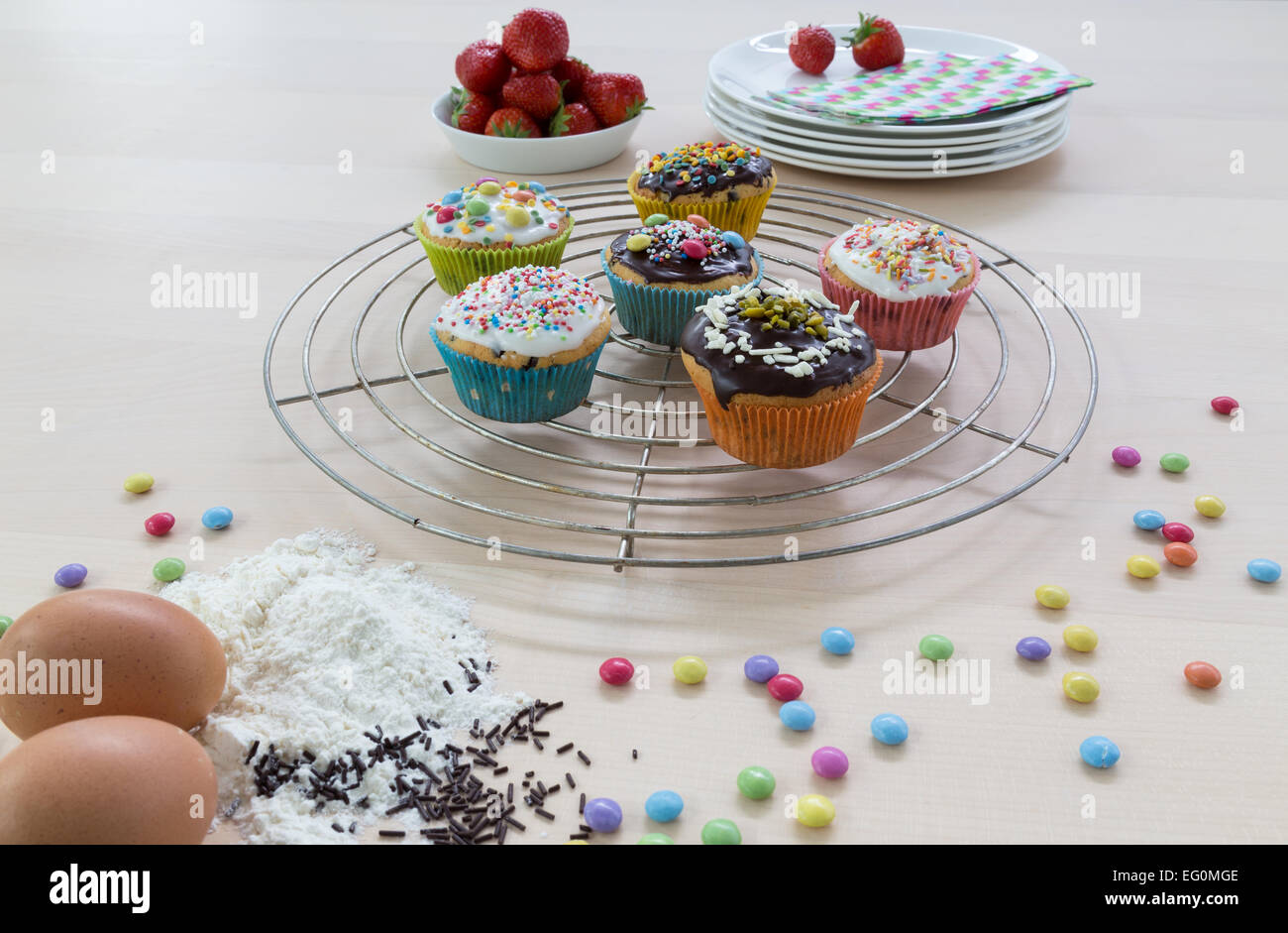 Muffin su legno e griglia di raffreddamento Foto Stock