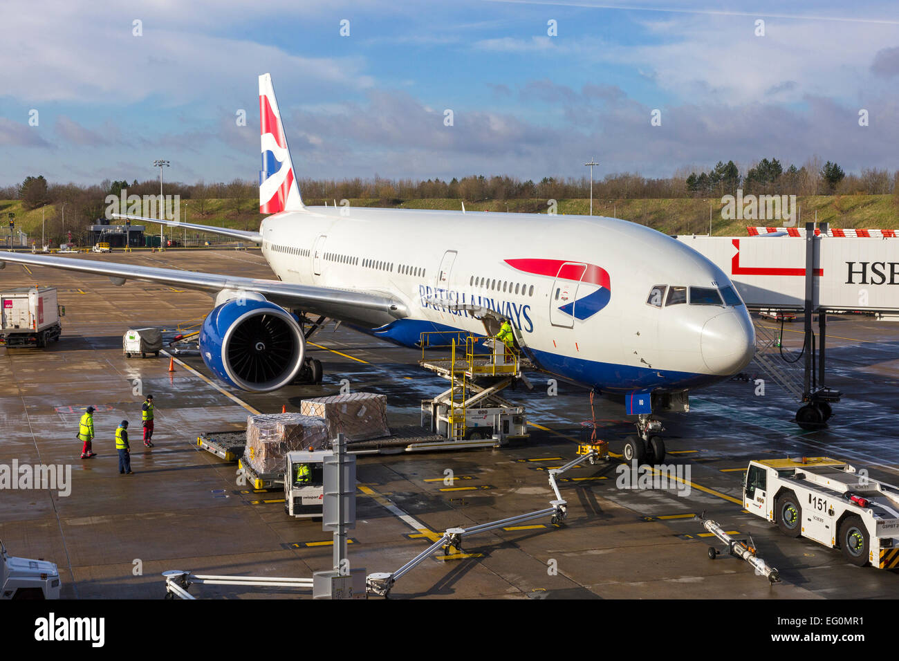 British Airways piano essendo caricati e scaricati presso l'aeroporto di Gatwick di Londra, Inghilterra, Regno Unito Foto Stock