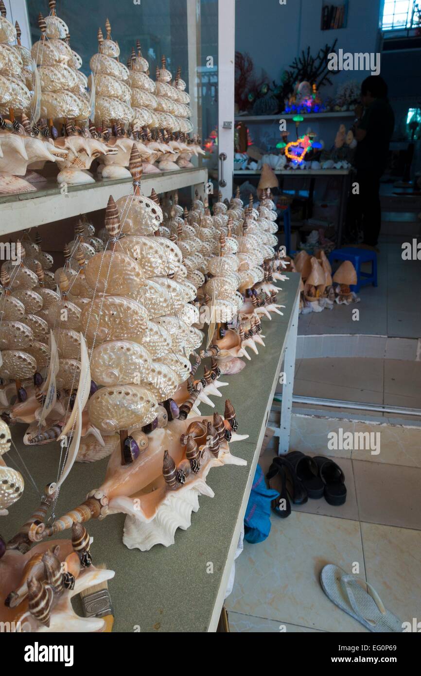 Stabilimento per la fabbricazione di articoli di gioielleria e decorazione di parzialmente protetta specie di corallo, Vung Tao, Vietnam Asia Foto Stock