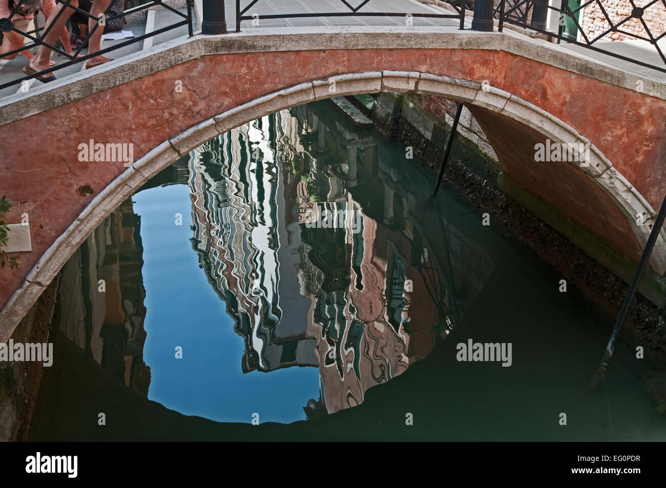 Riflessioni sotto il ponte o Ponte Duodo o Barbarigo sul Rio di Santa Maria Venezia Italia Foto Stock