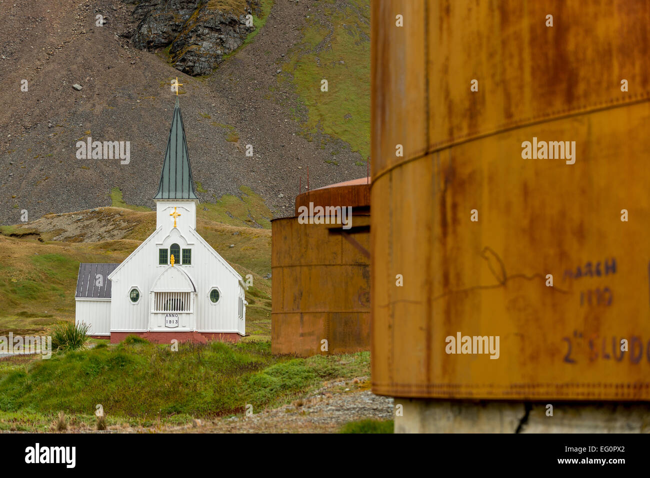 Vecchia chiesa whalers accanto a ruggine olio di balena dei serbatoi di stoccaggio alla stazione baleniera, Georgia del Sud Antartide Foto Stock