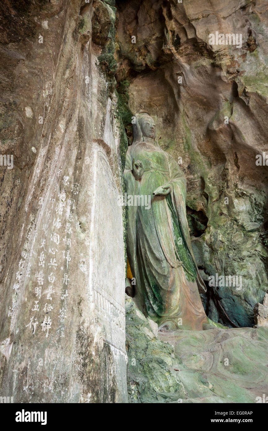 La statua di Buddha ( dea della compassione e della misericordia - Guanyin ) nella montagna di marmo, Da Nang, Vietnam. Foto Stock