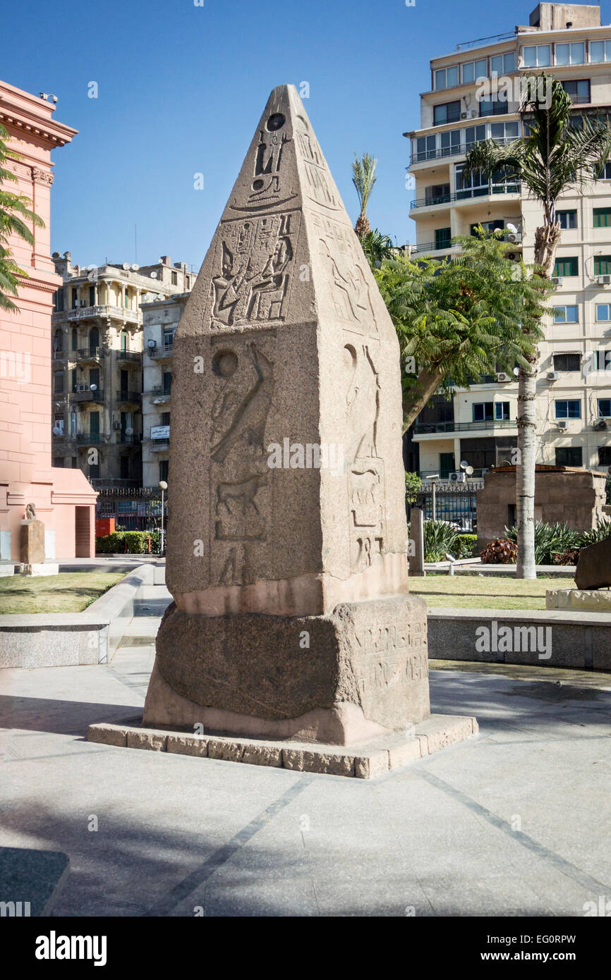 Obelisco nei giardini del Museo di Antichità Egizie del Cairo in Egitto Foto Stock