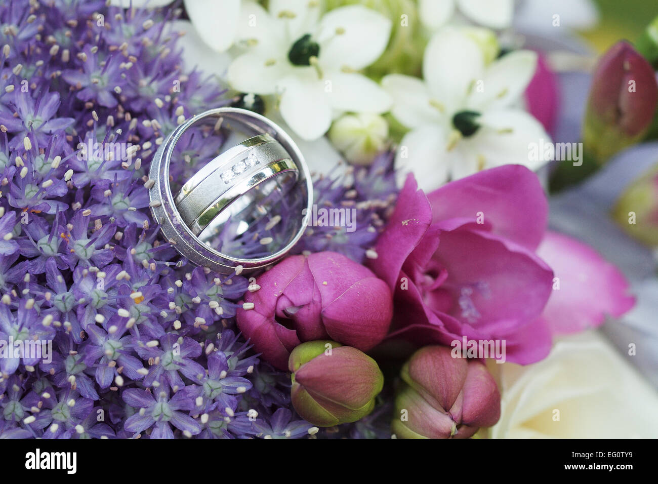 Ancora in vita con bouquet di nozze e gli anelli di nozze Foto Stock