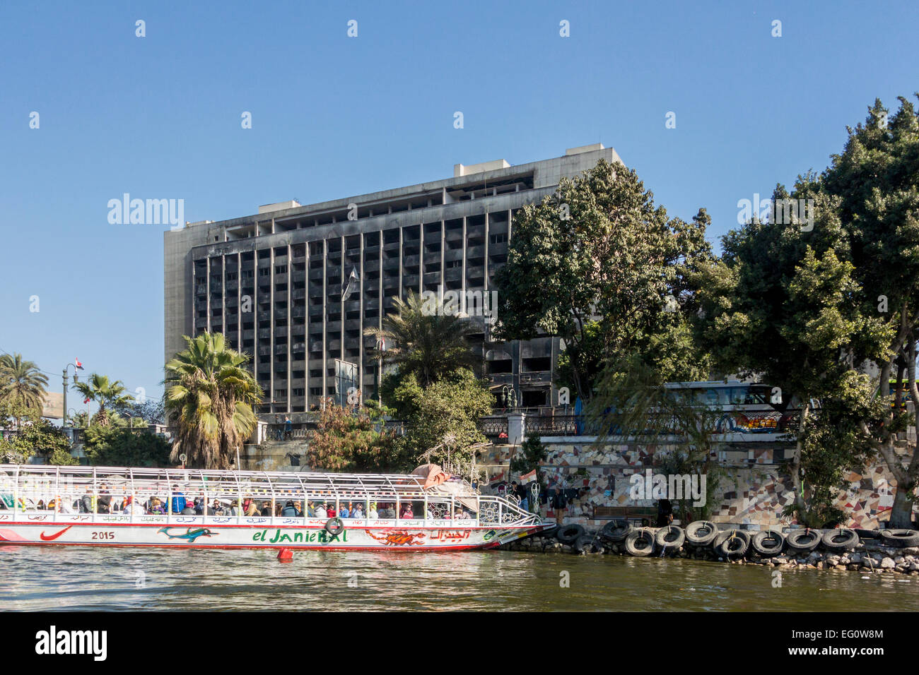 Palazzo del Governo sulla banca del fiume Nilo, distrutto durante la Rivoluzione egiziana di Gennaio 2011 Foto Stock