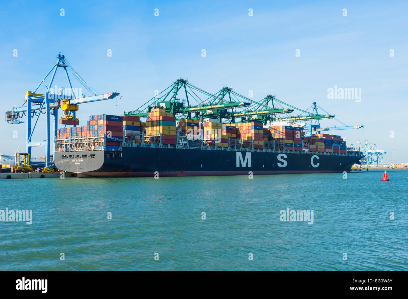 Ancorato ai contenitori di carico essendo caricati, porto di Zeebrugge, Belgio Foto Stock