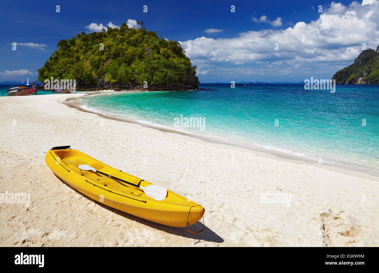 I kayak sulla spiaggia tropicale, sul mare delle Andamane, Thailandia Foto Stock
