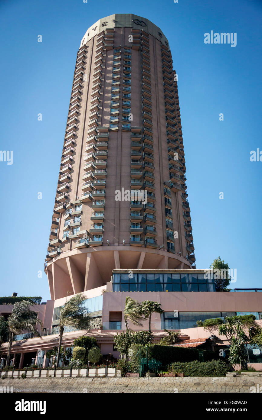 Gennaio 2015, il Cairo, Egitto - Hotel tower sulle rive del fiume Nilo al Cairo, Egitto Foto Stock