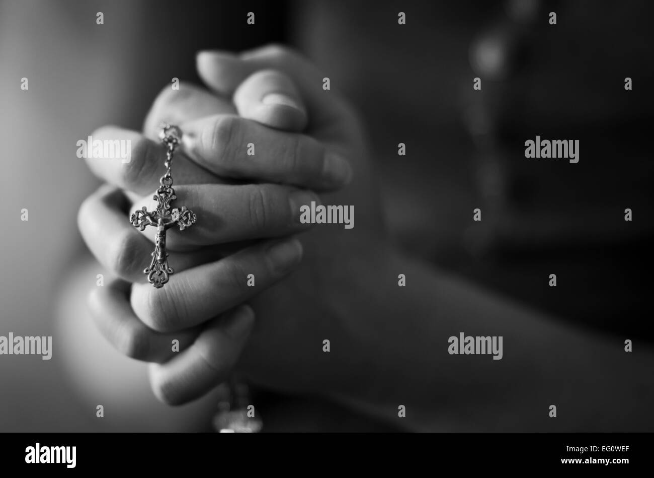 La donna la piegatura delle mani e la preghiera a Dio. Foto Stock