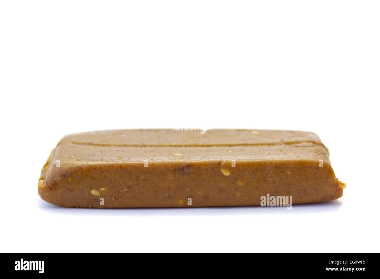 Un grezzo organico di proteine alimentari bar su sfondo bianco. Foto Stock