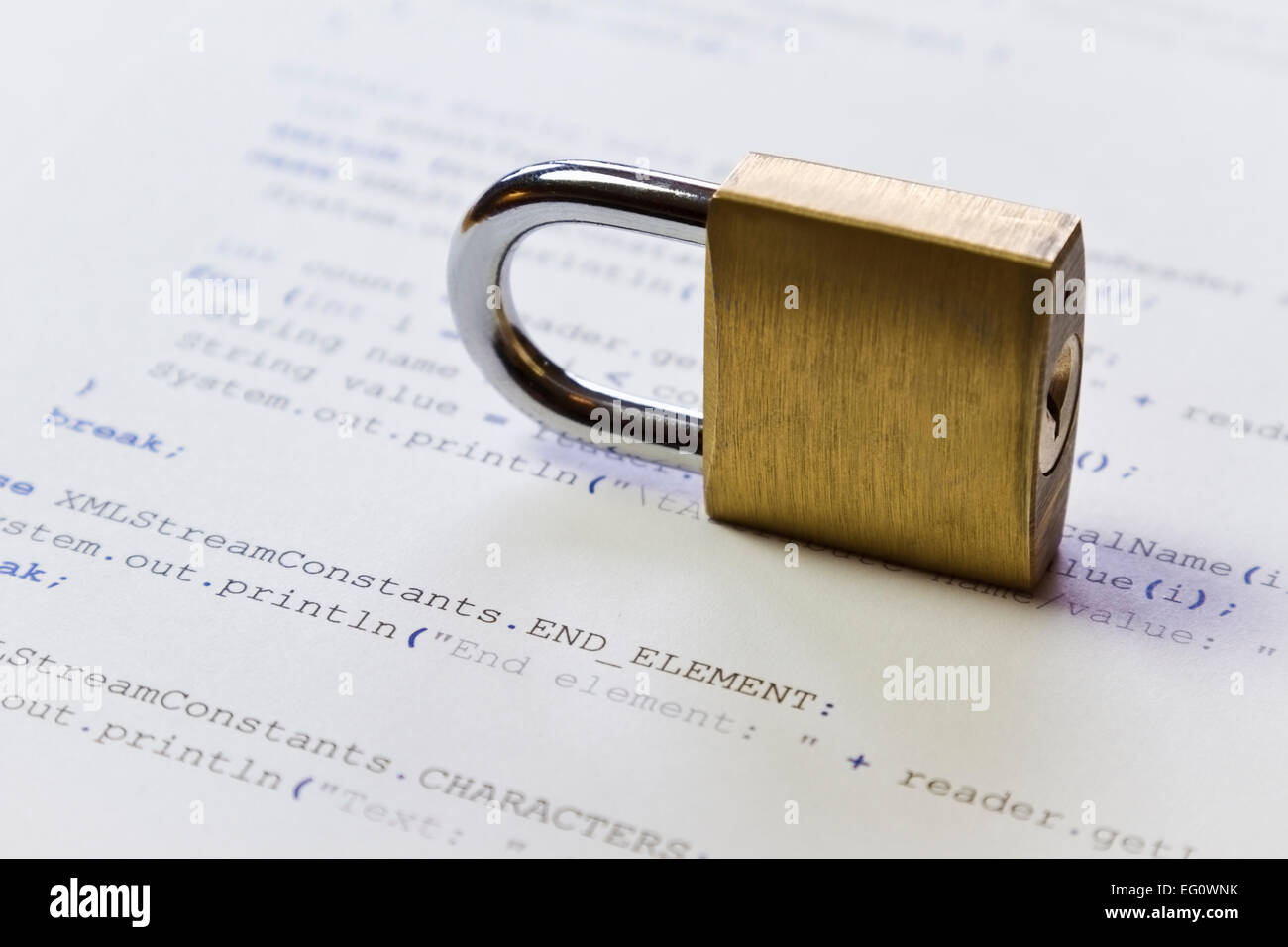 Un lucchetto sul programma Java codice. Simbolo del software / applicazione e la sicurezza del computer. Alta foto chiave. Può essere utilizzato come backgroun Foto Stock