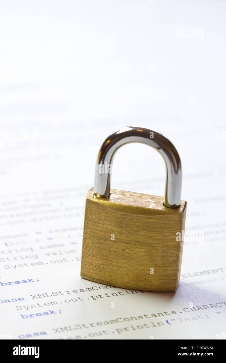 Un lucchetto sul programma Java codice. Simbolo del software / applicazione e la sicurezza del computer. Alta foto chiave. Può essere utilizzato come backgroun Foto Stock