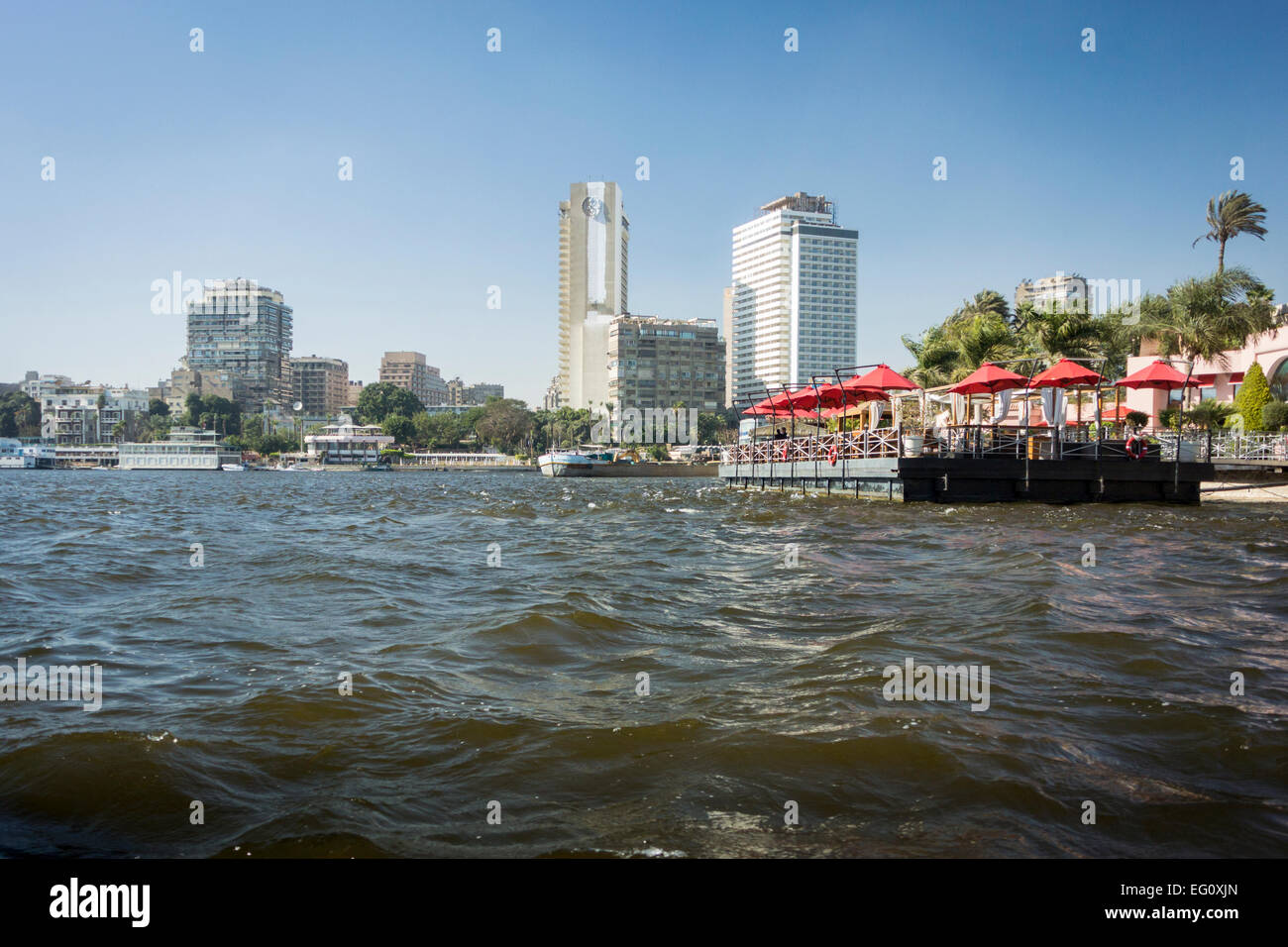 Vista dello Skyline della città del Cairo, Egitto, preso dal fiume Nilo Foto Stock
