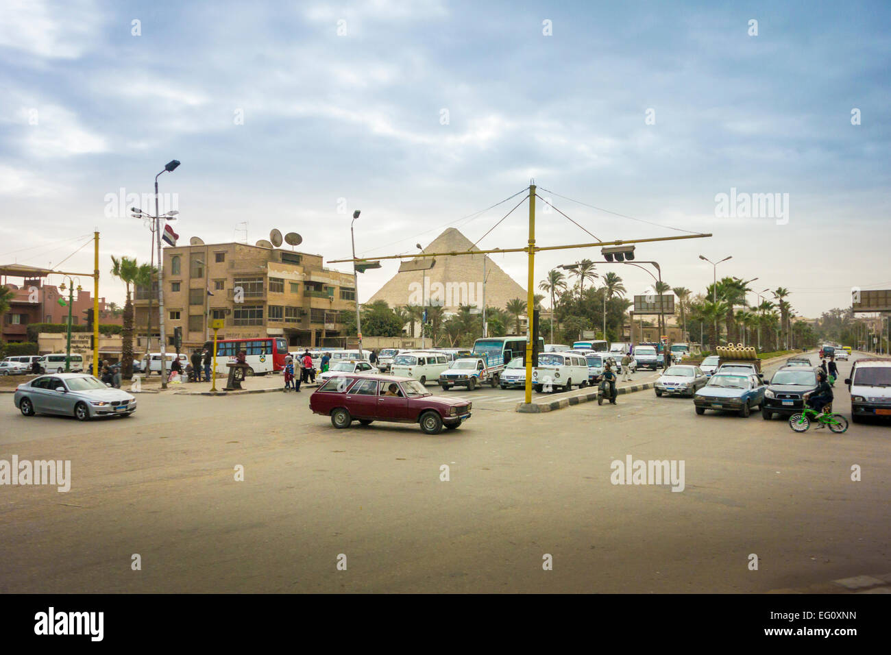Il Cairo, Egitto, Gennaio 2015 - incrocio occupato con una piramide in background Foto Stock