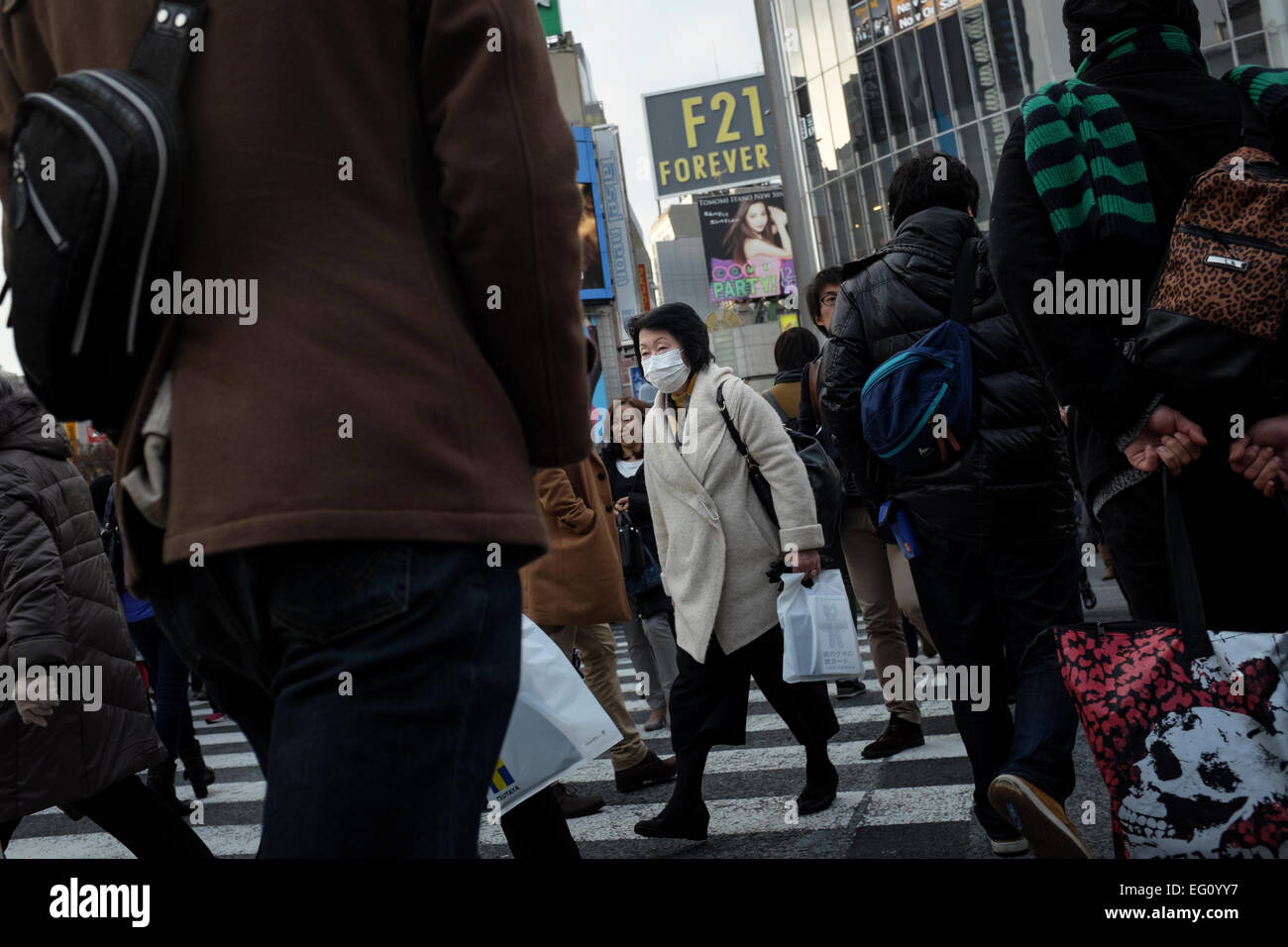 Folle a Sibuya incrocio nella parte anteriore della stazione di Shibuya. La traversata è rinomato per essere uno dei più affollata del mondo. Conosciuta come la codifica da persone provenienti da tutte le direzioni in una sola volta quando il cambiamento delle luci. Tokyo, Giappone. Foto Stock